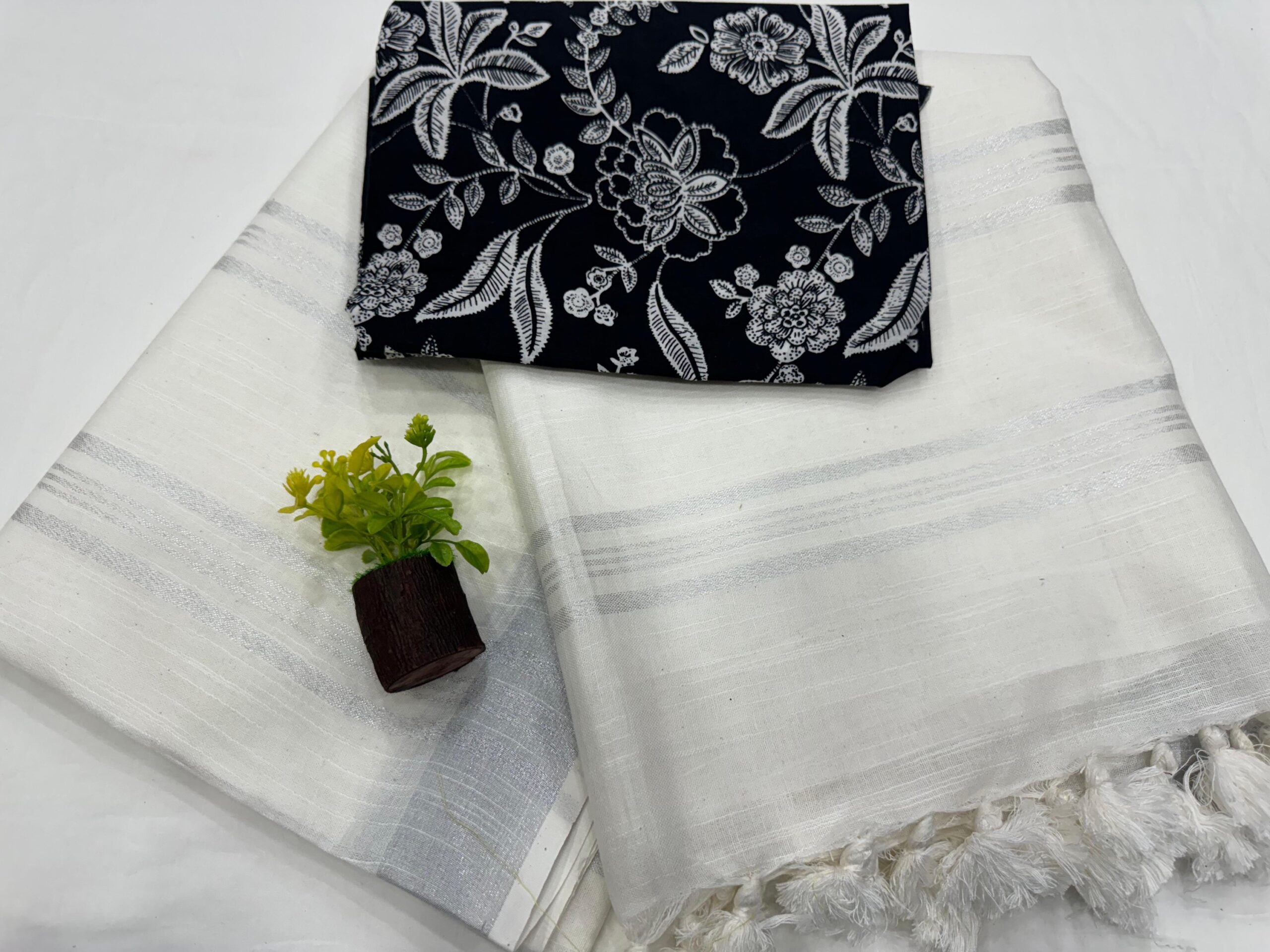 Linen cotton sarees with printed blouse - Image 3