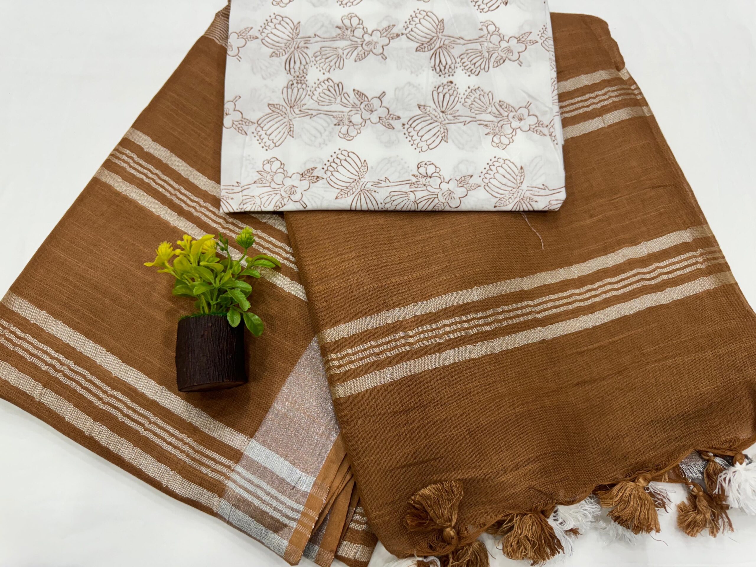 Linen cotton sarees with printed blouse - Image 4