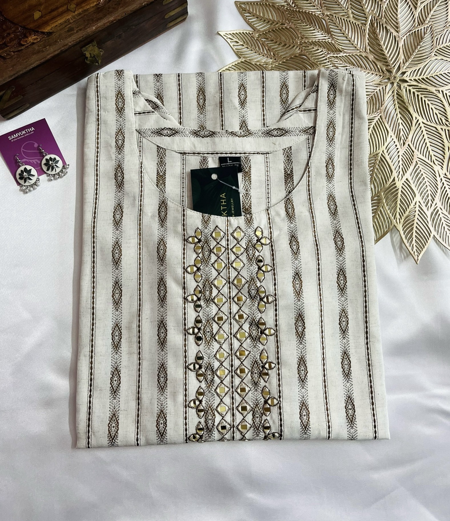 White cotton mirror work kurta - Image 2