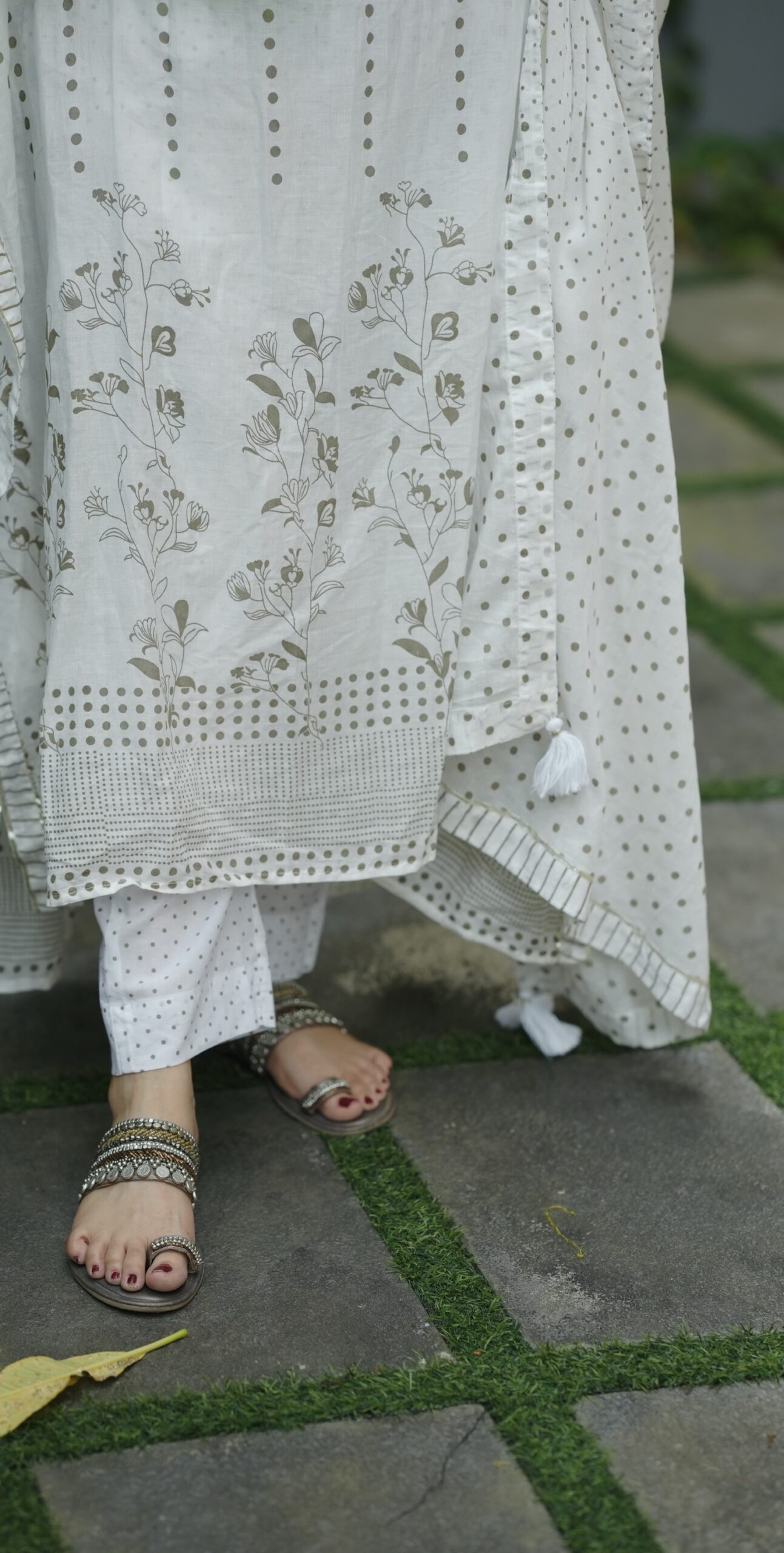 White mull cotton kurta set - Image 2