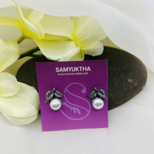 Leaf pattern stud with pearl