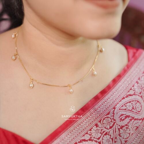 Minimum pearl neckpiece