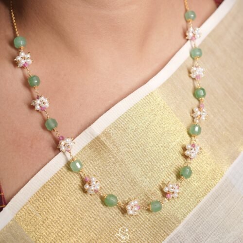 Beautiful neckpiece in pastel gemstones and intricate floral clusters